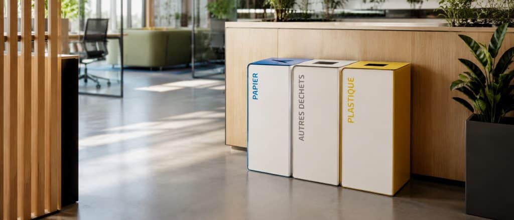 Poubelles de tri dans un bureau